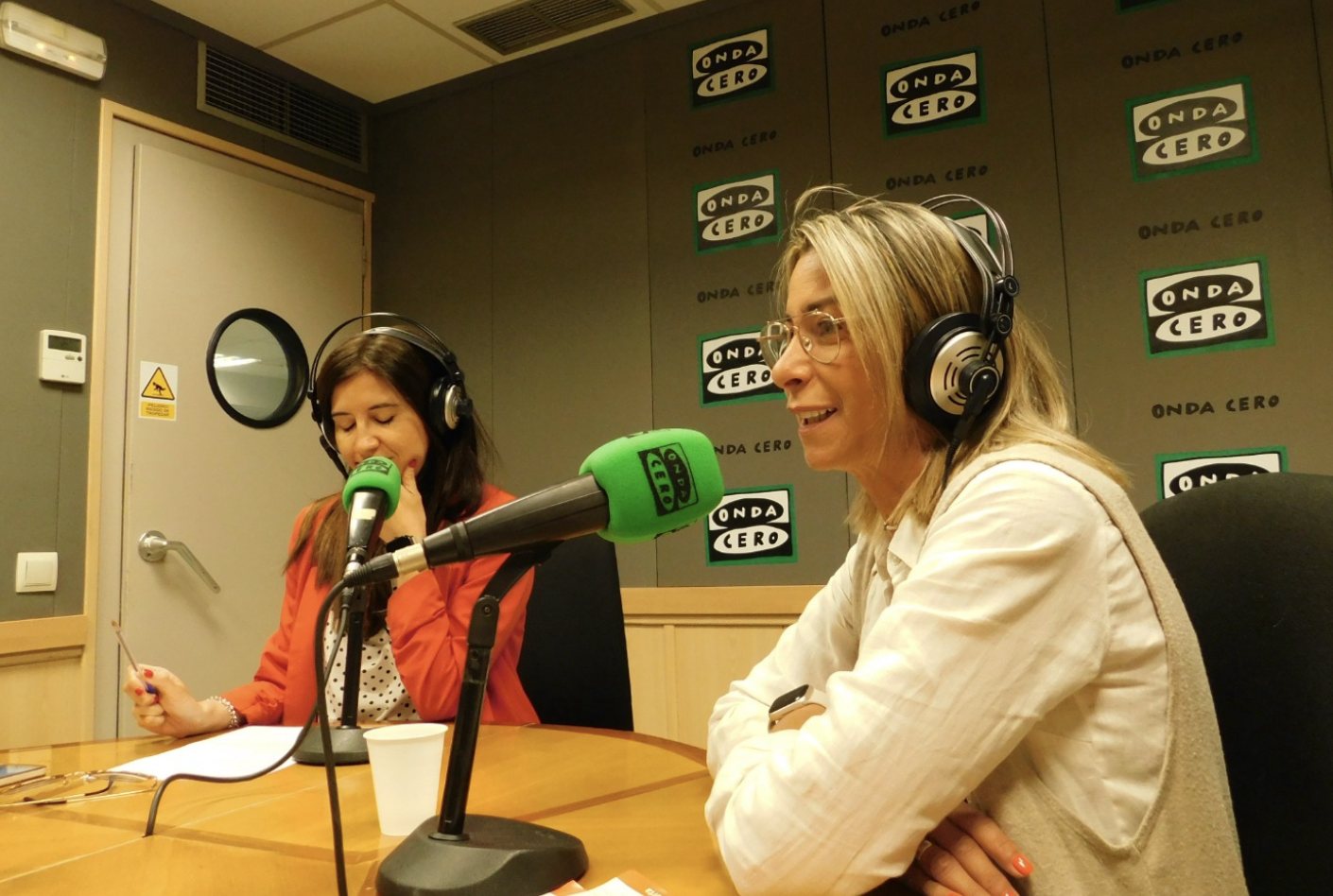 Ángela Roncero en los estudios de Onda Cero