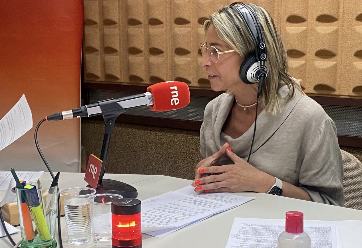 Ángela Roncero en los estudios de Radio Nacional